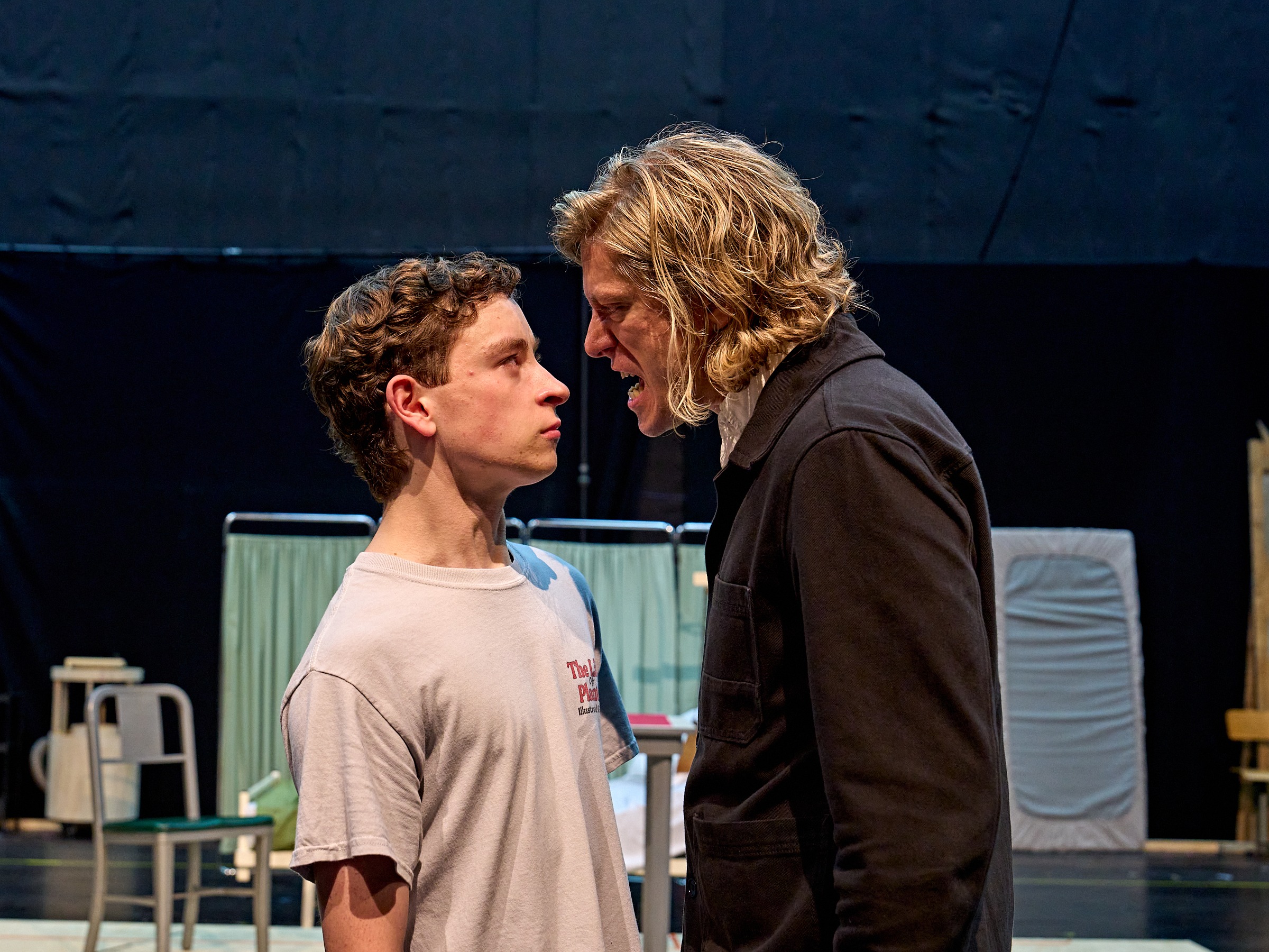 Stranger Things Veja As Primeiras Fotos De Henry Creel E Joyce Jovens 